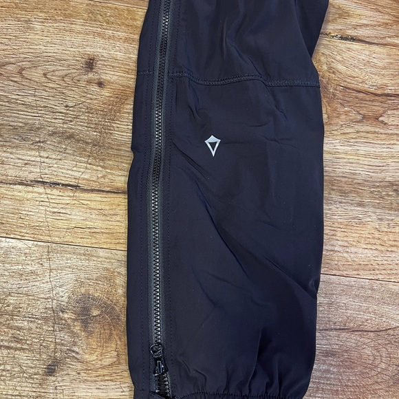 Ivviva track pants (mini Lululemon) - Picture 3 of 4